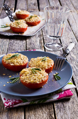 Tomatoes with crunchy sprinkles