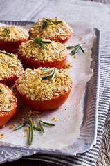 Tomatoes with crunchy sprinkles