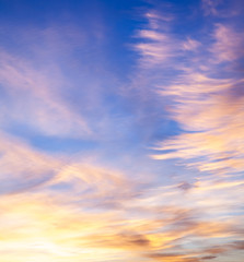 Obraz premium Ognisty pomarańczowy zachód słońca niebo. Piękne niebo.