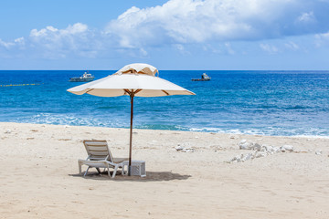 parasol sur plage de Boucan Canot, île de la Réunion 
