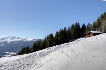 Fototapeta na wymiar Chalet d'alpage en hiver