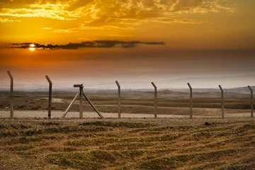 Photo sur Plexiglas Sécheresse Fence at sunset time in Iraqi desert at winter season 