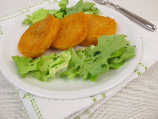 Süßkartoffel-Puffer mit Salat