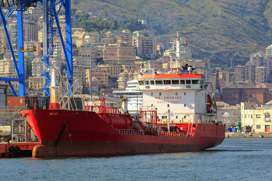 Petroliera nel porto di Genova