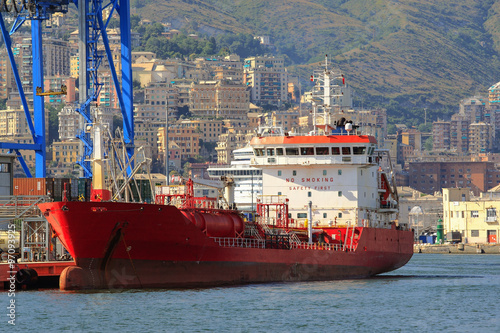 Petroliera nel porto di Genova