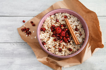Quinoa Porridge mit Granatapfel