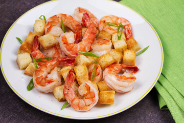 Shrimp with crispy croutons and scallions.