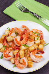 Shrimp with crispy croutons and scallions.