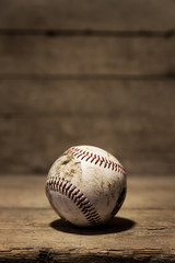 alter Baseball vor vintage holzboden