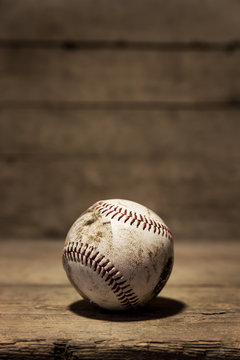 alter Baseball vor vintage holzboden