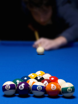 Man opening frame of the billiard on blue table