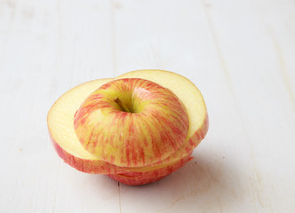 apple slices on white wooden background