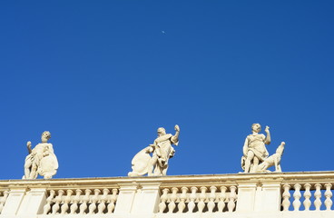 Obraz premium The statues and the mythology in the blue sky.