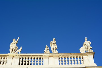 Obraz premium The statues and the mythology in the blue sky.