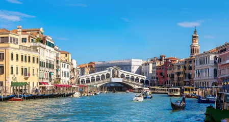 Foto auf Acrylglas Rialtobrücke Gondel an der Rialtobrücke in Venedig
