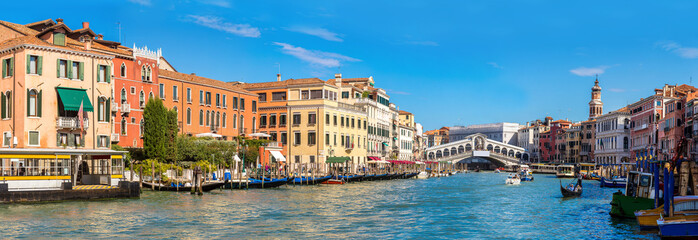Obraz premium Gondola przy moście Rialto w Wenecji