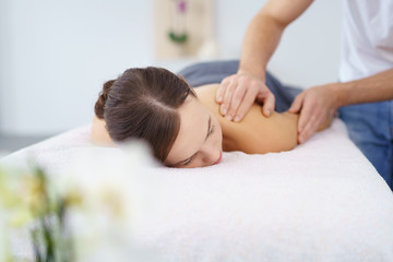 frau genießt eine massage