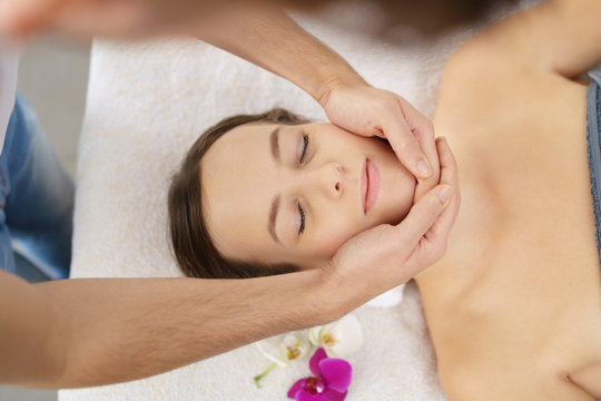 frau genießt eine massage mit geschlossenen augen