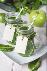 Bebida green smoothie o batido verde energético con frutas hojas de espinacas y verduras para una dieta sana en mason jar con pajita en espiral