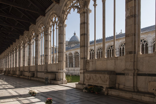 Hermoso y monumental camposanto de la ciudad de Pisa, Italia
