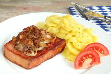 Fleischkäse mit gerösteten Zwiebeln und Kartoffelsalat