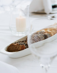 Brotscheiben auf dem Tisch