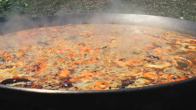 Paella soltando vapor al cocer