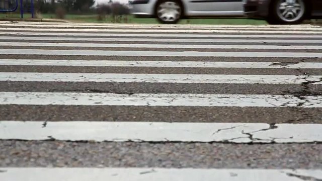 Trafico de coches en un paso de peatones