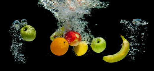 Owoce wpadające do wody - obrazy, fototapety, plakaty