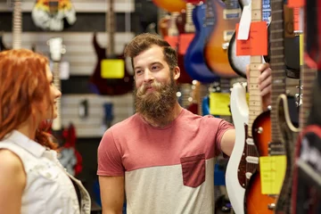 Fotobehang Muziekwinkel paar muzikanten met gitaar bij muziekwinkel