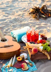 Foto op Canvas Picknick op het strand bij zonsondergang in de boho-stijl © yatcenko