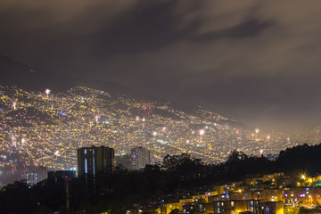 Alborada, fin de año, en la ciudad Juegos pirotecnicos 