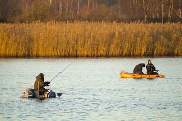 Wędkarze łowiący na rzece z pontonów © Mike Mareen