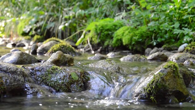 Fliessendes Wasser im Bach &uuml;ber Steine mit Audio
