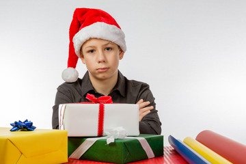 Junge denkt an seinen Weihnachtswunsch