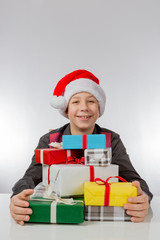 Junge freut sich über Weihnachtsgeschenke