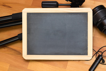 Kreidetafel mit Fotografie Equipment und Textfreiraum