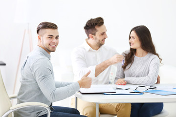 Obraz premium Happy family with estate agent, in bright office