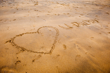 I love u daddy in writing in the sand on the beach