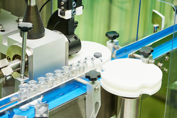 machine conveyor with glass bottles ampoules