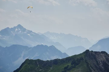Tuinposter Gleitschirmfliegen in den Alpen © Michael Fritzen