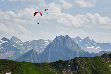 Gleitschirmfliegen in den Alpen