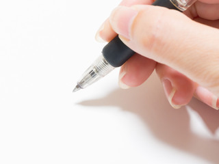 ボールペンを持つ女性の手