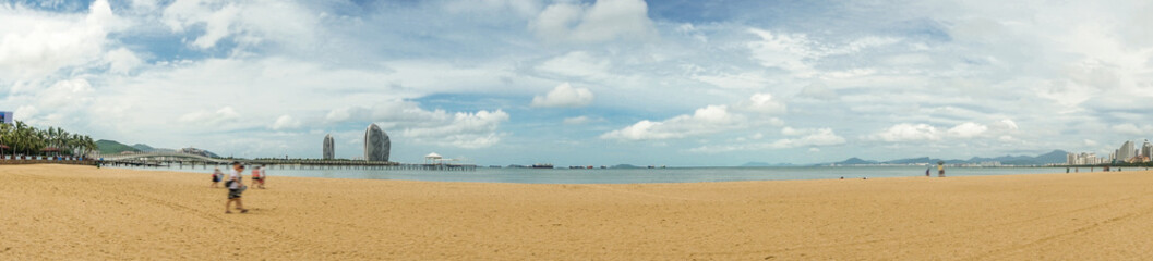 Fototapeta na wymiar skyline,beach and clear sea water
