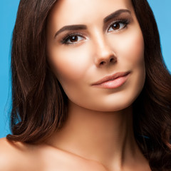 Obraz premium young woman with naked shoulders, on blue