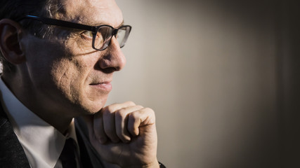 Obraz premium close portrait of an adult man in profile thinking
