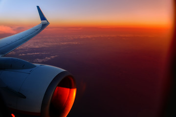 Obraz premium Wing of an airplane in the sunset