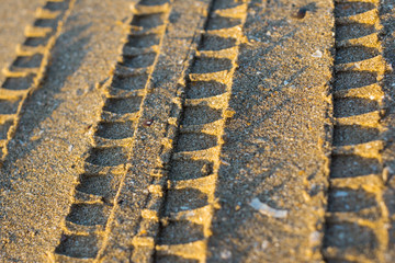 Obraz premium car tracks in the sand