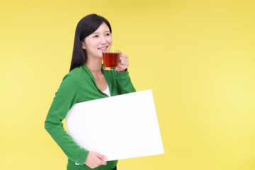 紅茶を飲む笑顔の女性