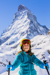 Fototapeta na wymiar Skier girl with view of Matterhorn on a clear sunny day - Zermatt, Switzerland 